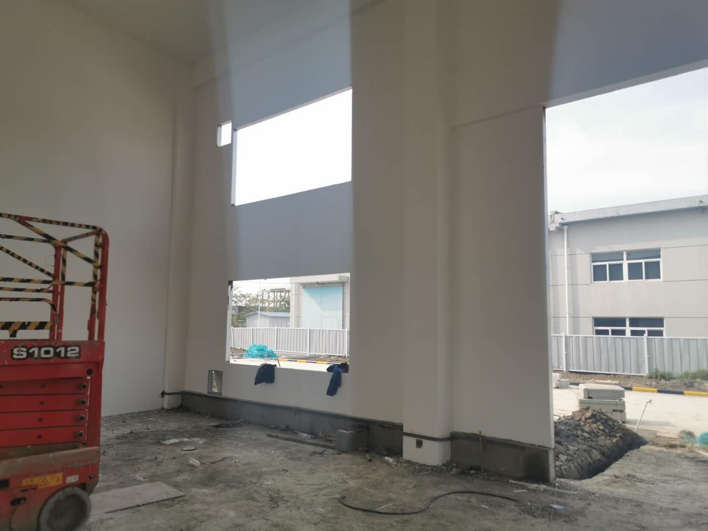 <a href='http://www.kelanatour.com' target='_blank'>泄爆墙</a>施工